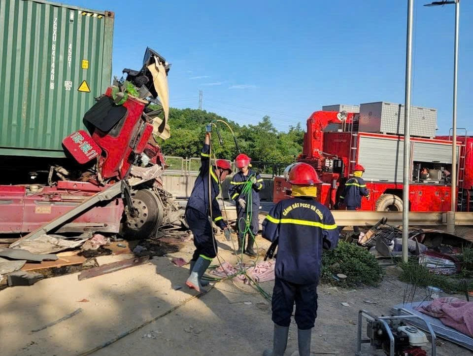 Thanh Hóa: Cắt cabin xe đầu kéo đưa thi thể tài xế ra ngoài - Ảnh 3. Thanh Hóa: Cắt cabin xe đầu kéo đưa thi thể tài xế ra ngoài - Ảnh 3.