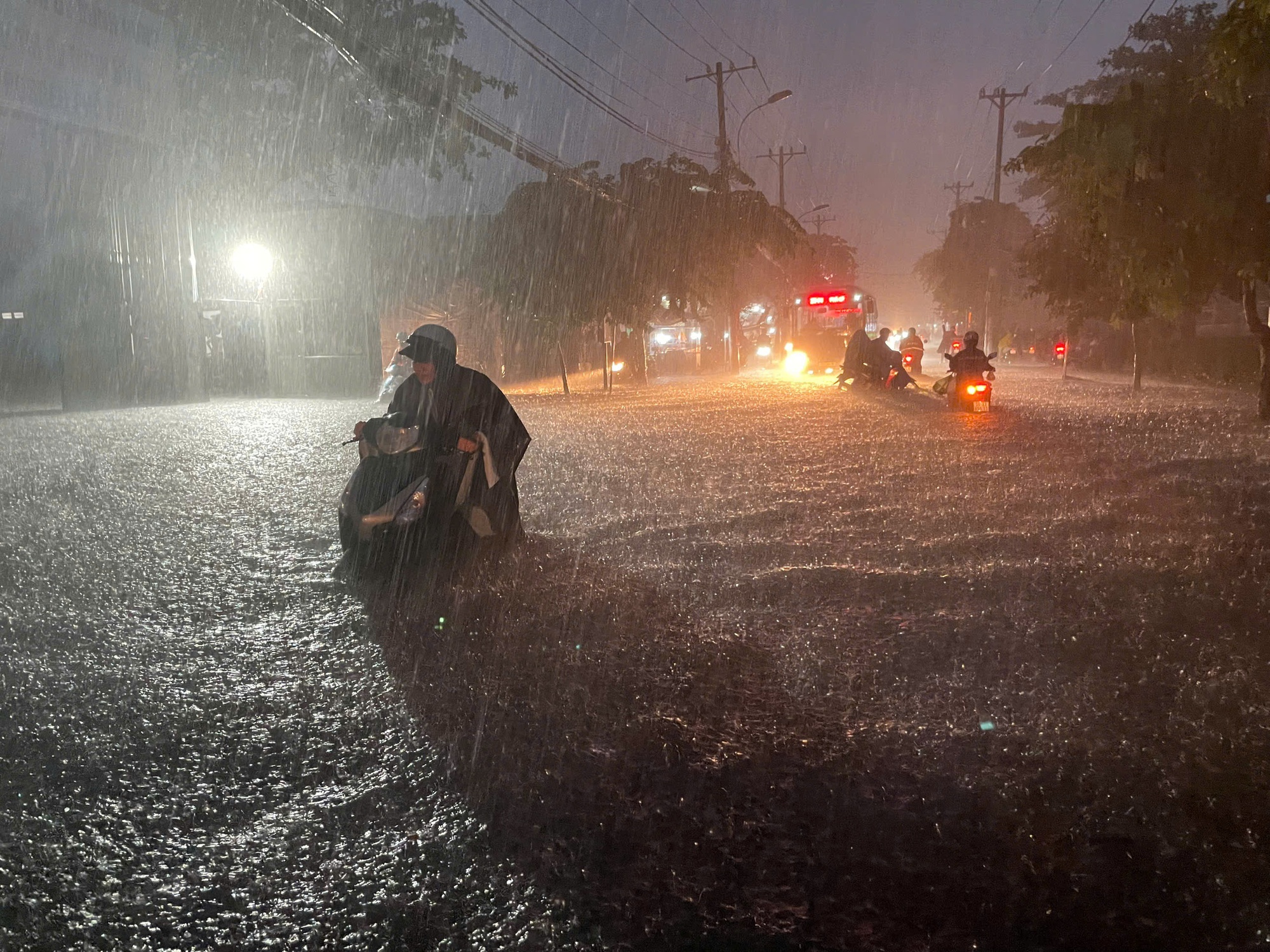 Mưa lớn bất ngờ đổ xuống TP HCM, nhiều tuyến đường đang ngập sâu, xe chết máy - Ảnh 4.