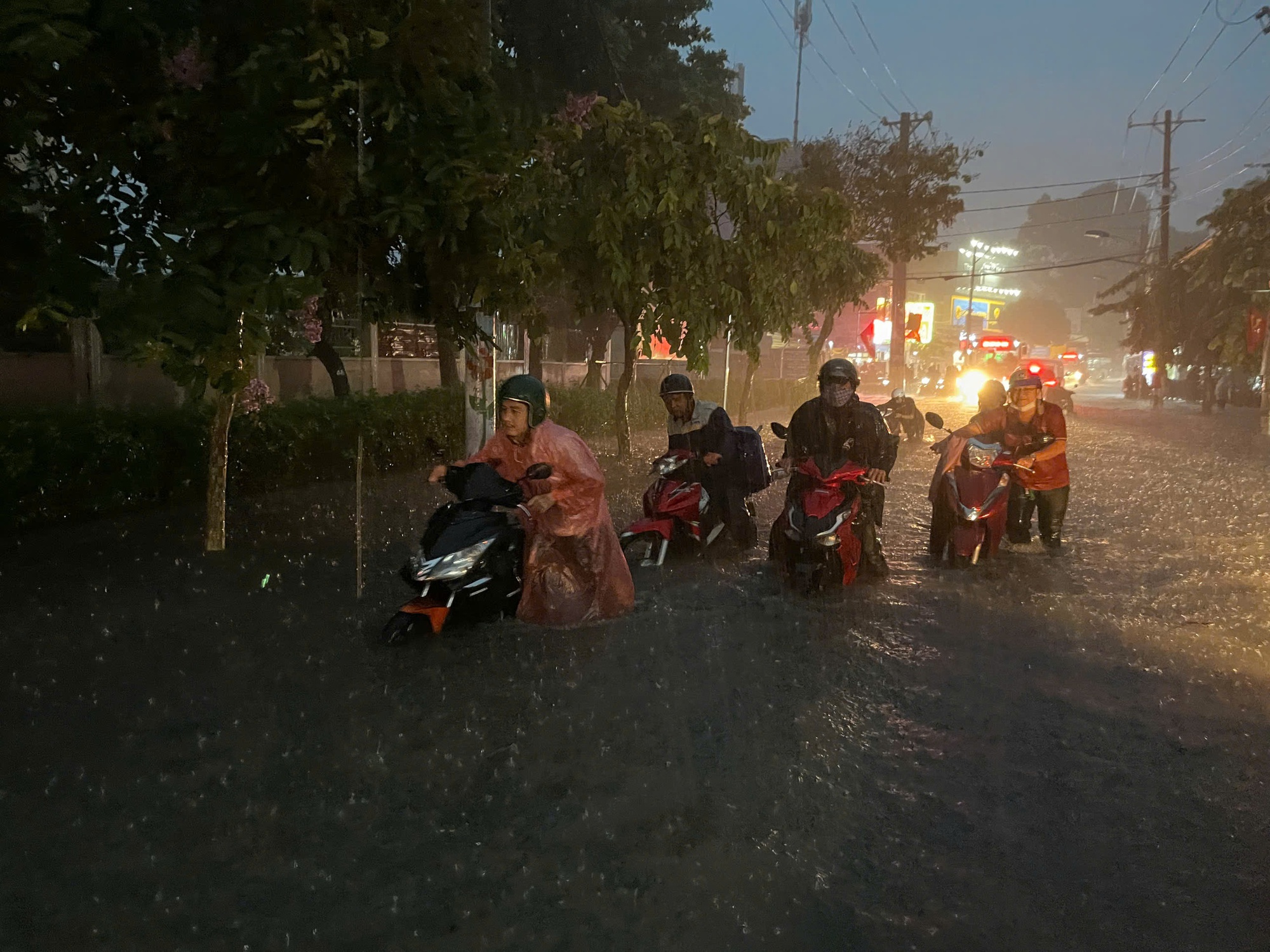 Mưa lớn bất ngờ đổ xuống TP HCM, nhiều tuyến đường đang ngập sâu, xe chết máy - Ảnh 1.