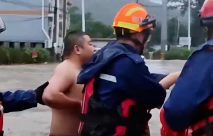Cùng mắc kẹt trong nước lũ, cảnh chồng đề nghị cứu vợ mình trước gây xúc động - Ảnh 4. Cùng mắc kẹt trong nước lũ, cảnh chồng đề nghị cứu vợ mình trước gây xúc động - Ảnh 4.