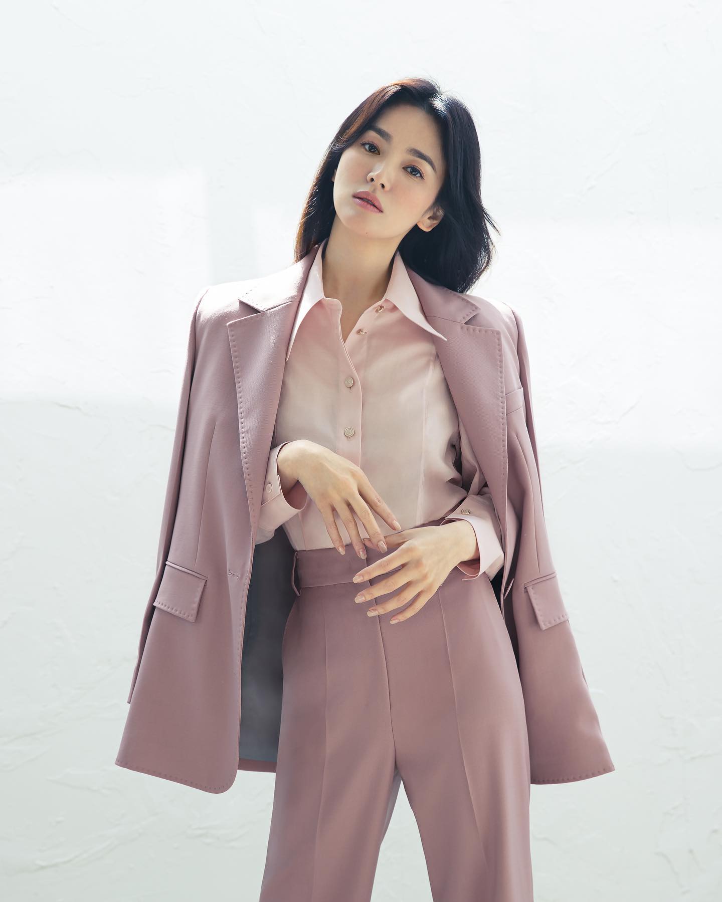 Cao 1m61 như Song Hye Kyo tưởng không "cân" được quần ống rộng, nhưng hóa ra cô mặc rất đẹp - Ảnh 7. Cao 1m61 như Song Hye Kyo tưởng không "cân" được quần ống rộng, nhưng hóa ra cô mặc rất đẹp - Ảnh 7.