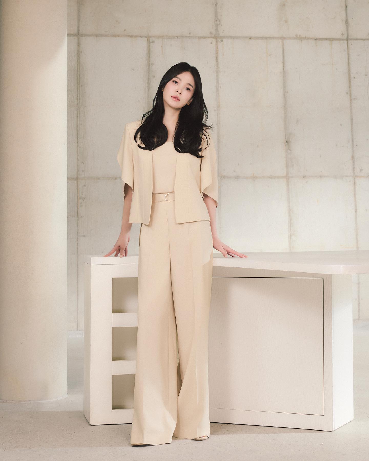 Cao 1m61 như Song Hye Kyo tưởng không "cân" được quần ống rộng, nhưng hóa ra cô mặc rất đẹp - Ảnh 6. Cao 1m61 như Song Hye Kyo tưởng không "cân" được quần ống rộng, nhưng hóa ra cô mặc rất đẹp - Ảnh 6.