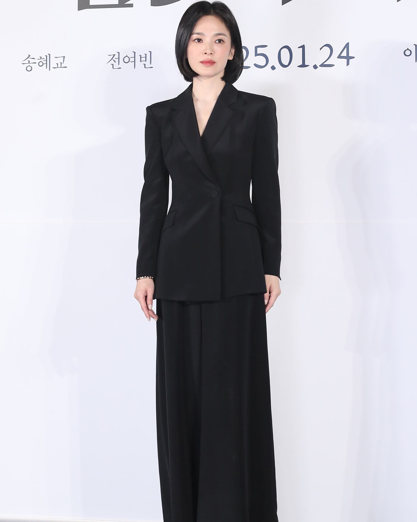 Cao 1m61 như Song Hye Kyo tưởng không "cân" được quần ống rộng, nhưng hóa ra cô mặc rất đẹp - Ảnh 3. Cao 1m61 như Song Hye Kyo tưởng không "cân" được quần ống rộng, nhưng hóa ra cô mặc rất đẹp - Ảnh 3.