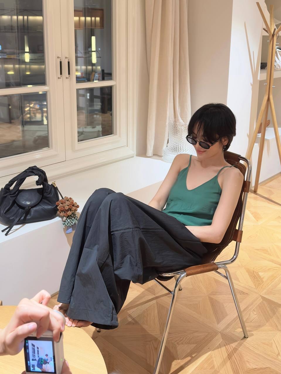 Cao 1m61 như Song Hye Kyo tưởng không "cân" được quần ống rộng, nhưng hóa ra cô mặc rất đẹp - Ảnh 1. Cao 1m61 như Song Hye Kyo tưởng không "cân" được quần ống rộng, nhưng hóa ra cô mặc rất đẹp - Ảnh 1.