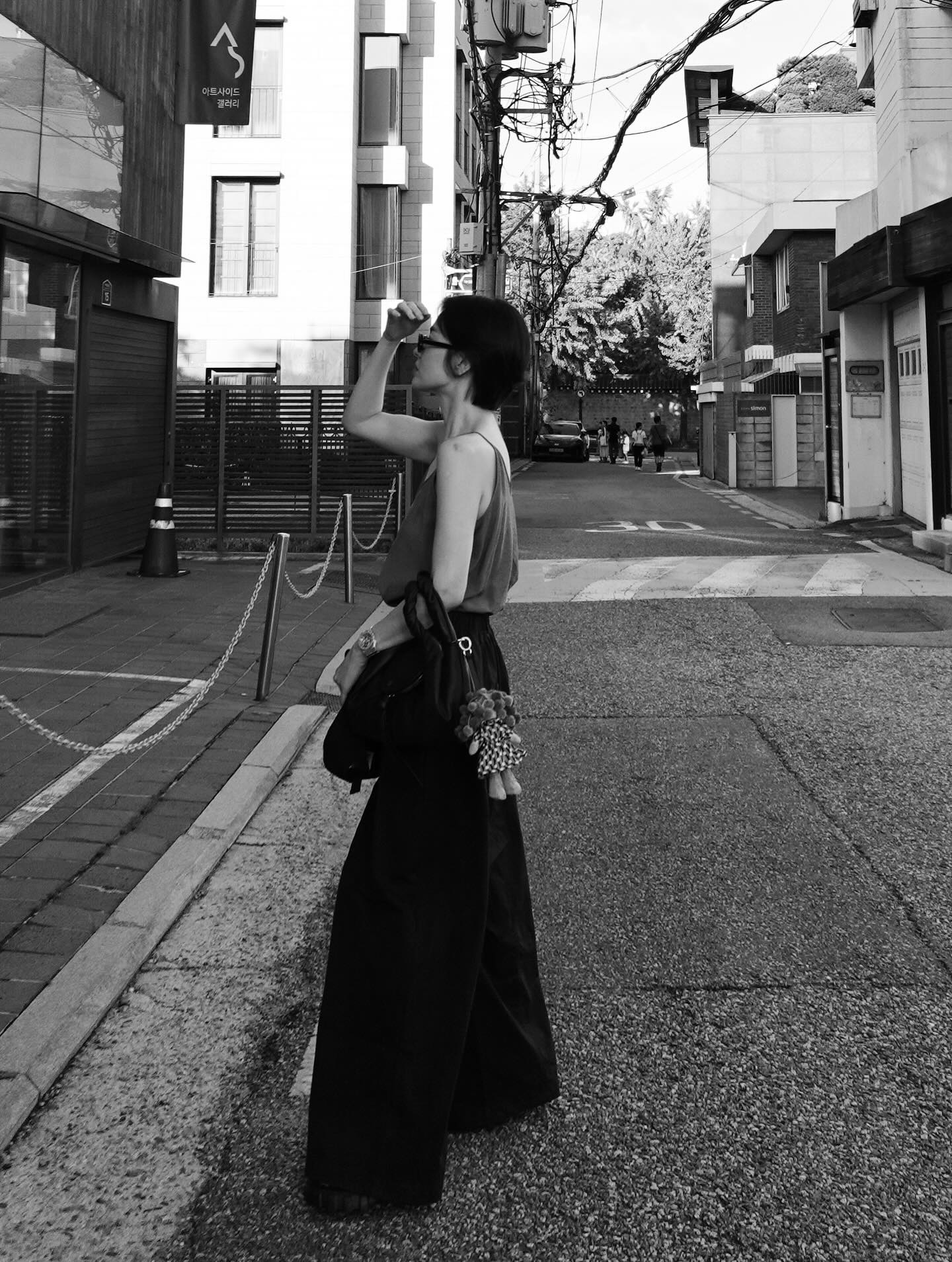 Cao 1m61 như Song Hye Kyo tưởng không "cân" được quần ống rộng, nhưng hóa ra cô mặc rất đẹp - Ảnh 2. Cao 1m61 như Song Hye Kyo tưởng không "cân" được quần ống rộng, nhưng hóa ra cô mặc rất đẹp - Ảnh 2.
