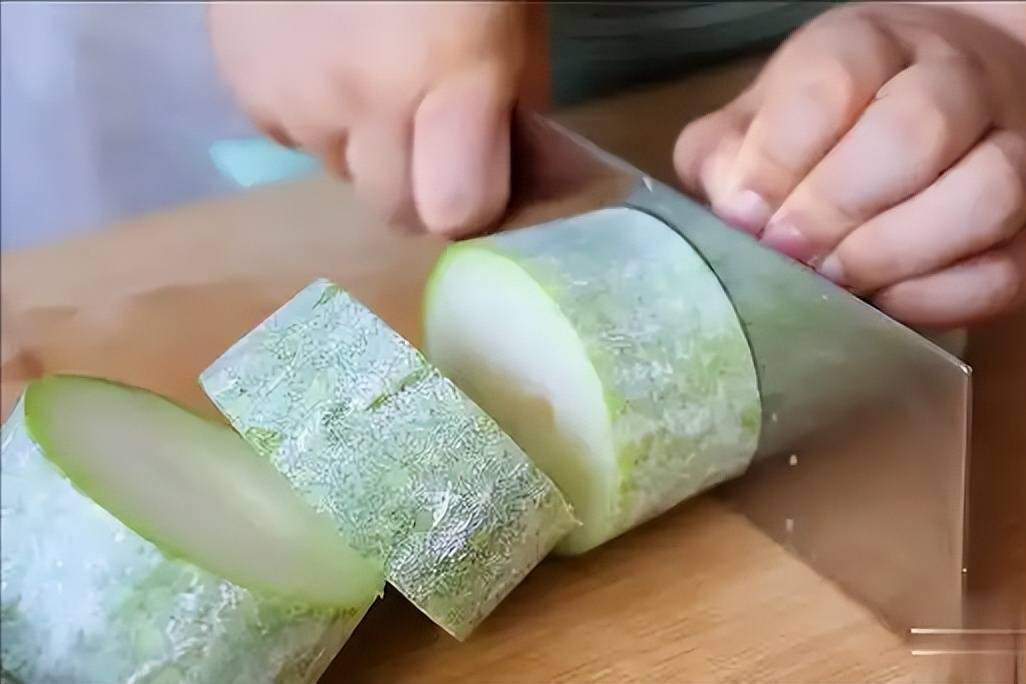 Nếu cứ tiếp tục ăn bí đao theo 3 kiểu này chính là đang "hành hạ" thận của bạn! Vào mùa hè dù ngon mấy cũng phải bỏ qua- Ảnh 3. Nếu cứ tiếp tục ăn bí đao theo 3 kiểu này chính là đang "hành hạ" thận của bạn! Vào mùa hè dù ngon mấy cũng phải bỏ qua- Ảnh 3.