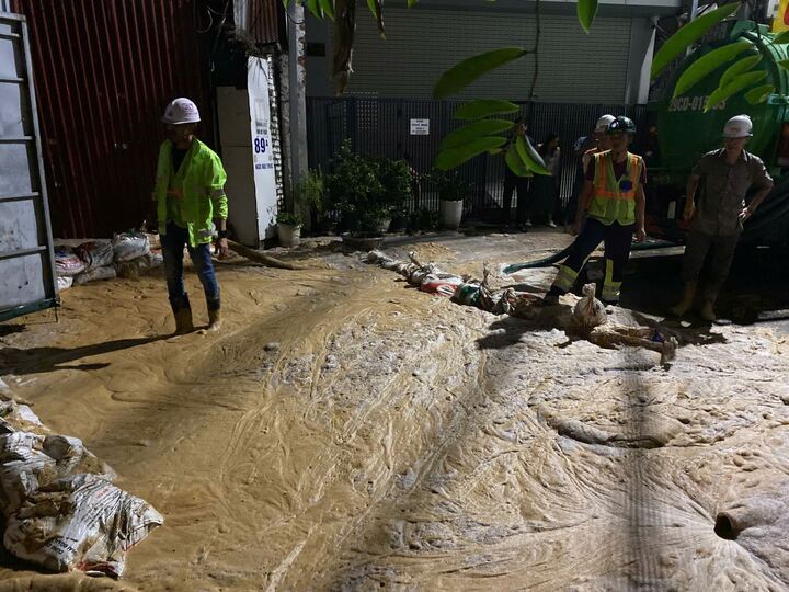 'Suối bùn' dày 20cm, phun tràn ngõ Núi Trúc lúc nửa đêm - Ảnh 2. 'Suối bùn' dày 20cm, phun tràn ngõ Núi Trúc lúc nửa đêm - Ảnh 2.