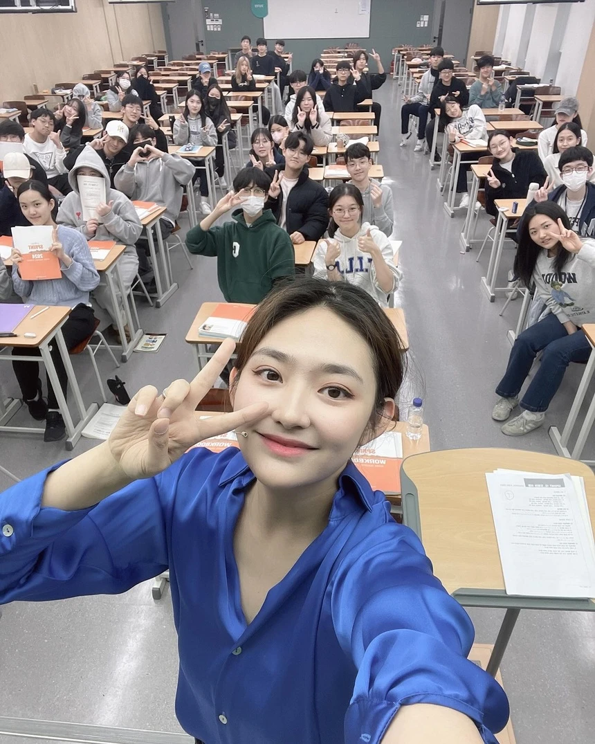Idol nhí từng thi Hoa hậu, làm người mẫu đình đám, bất ngờ được bắt gặp dạy Toán ở "lò luyện khét tiếng" giữa Thủ đô - Ảnh 3. Idol nhí từng thi Hoa hậu, làm người mẫu đình đám, bất ngờ được bắt gặp dạy Toán ở "lò luyện khét tiếng" giữa Thủ đô - Ảnh 3.