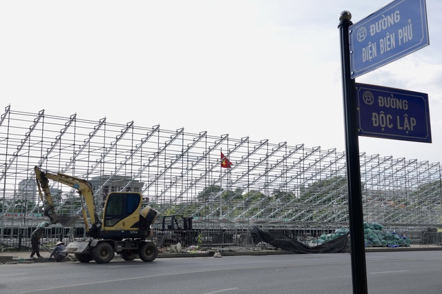 Cận cảnh khán đài khổng lồ đang gấp rút hoàn thiện trước ngày Quốc khánh 2/9 tại quảng trường Ba Đình - Ảnh 1. Cận cảnh khán đài khổng lồ đang gấp rút hoàn thiện trước ngày Quốc khánh 2/9 tại quảng trường Ba Đình - Ảnh 1.