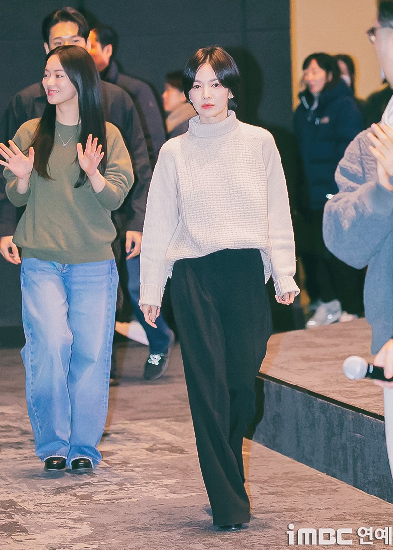 Cao 1m61 như Song Hye Kyo tưởng không "cân" được quần ống rộng, nhưng hóa ra cô mặc rất đẹp - Ảnh 10. Cao 1m61 như Song Hye Kyo tưởng không "cân" được quần ống rộng, nhưng hóa ra cô mặc rất đẹp - Ảnh 10.