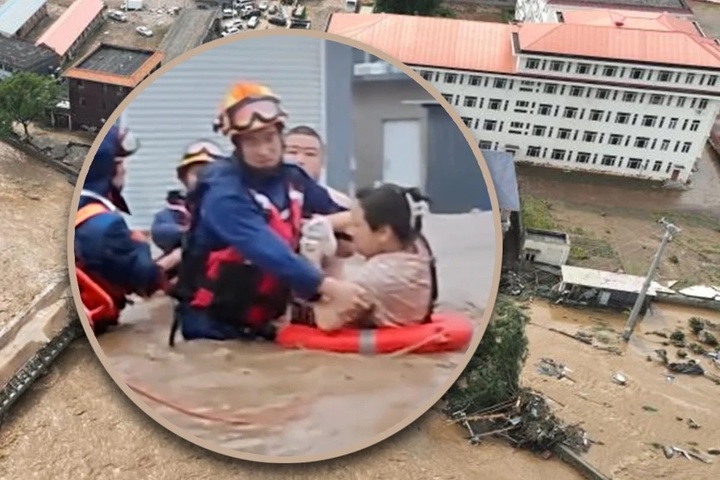 Cùng mắc kẹt trong nước lũ, cảnh chồng đề nghị cứu vợ mình trước gây xúc động - Ảnh 1. Cùng mắc kẹt trong nước lũ, cảnh chồng đề nghị cứu vợ mình trước gây xúc động - Ảnh 1.
