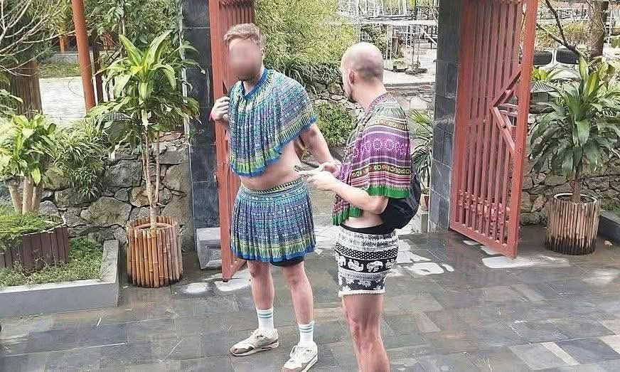 Chấn chỉnh khách Tây mặc váy H'Mông nhảy múa lố lăng - Ảnh 1. Chấn chỉnh khách Tây mặc váy H'Mông nhảy múa lố lăng - Ảnh 1.