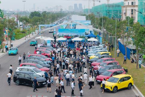 Những chiếc VinFast Limo Green đầu tiên bàn giao cho khách hàng: Thiết kế hiện đại, 7 chỗ rộng rãi, bước ngoặt cho thị trường taxi - Ảnh 1. Những chiếc VinFast Limo Green đầu tiên bàn giao cho khách hàng: Thiết kế hiện đại, 7 chỗ rộng rãi, bước ngoặt cho thị trường taxi - Ảnh 1.
