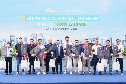 Những chiếc VinFast Limo Green đầu tiên bàn giao cho khách hàng: Thiết kế hiện đại, 7 chỗ rộng rãi, bước ngoặt cho thị trường taxi - Ảnh 2. Những chiếc VinFast Limo Green đầu tiên bàn giao cho khách hàng: Thiết kế hiện đại, 7 chỗ rộng rãi, bước ngoặt cho thị trường taxi - Ảnh 2.