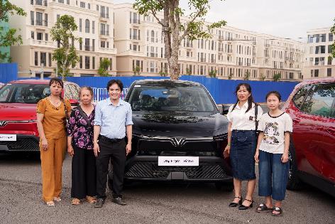 Những chiếc VinFast Limo Green đầu tiên bàn giao cho khách hàng: Thiết kế hiện đại, 7 chỗ rộng rãi, bước ngoặt cho thị trường taxi - Ảnh 4. Những chiếc VinFast Limo Green đầu tiên bàn giao cho khách hàng: Thiết kế hiện đại, 7 chỗ rộng rãi, bước ngoặt cho thị trường taxi - Ảnh 4.