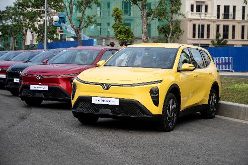 Những chiếc VinFast Limo Green đầu tiên bàn giao cho khách hàng: Thiết kế hiện đại, 7 chỗ rộng rãi, bước ngoặt cho thị trường taxi - Ảnh 6. Những chiếc VinFast Limo Green đầu tiên bàn giao cho khách hàng: Thiết kế hiện đại, 7 chỗ rộng rãi, bước ngoặt cho thị trường taxi - Ảnh 6.