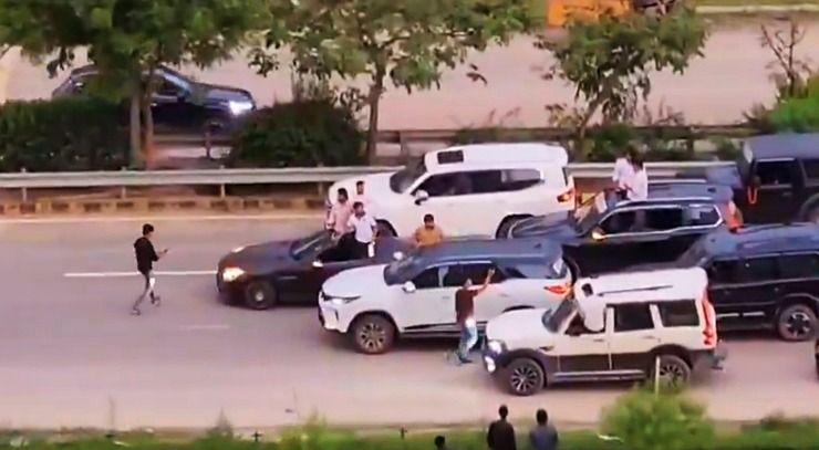 'Giang hồ mạng' xứ tỷ dân dàn hơn 20 xe sang chặn kín cao tốc chỉ để... quay 'tóp tóp' - Ảnh 2. 'Giang hồ mạng' xứ tỷ dân dàn hơn 20 xe sang chặn kín cao tốc chỉ để... quay 'tóp tóp' - Ảnh 2.