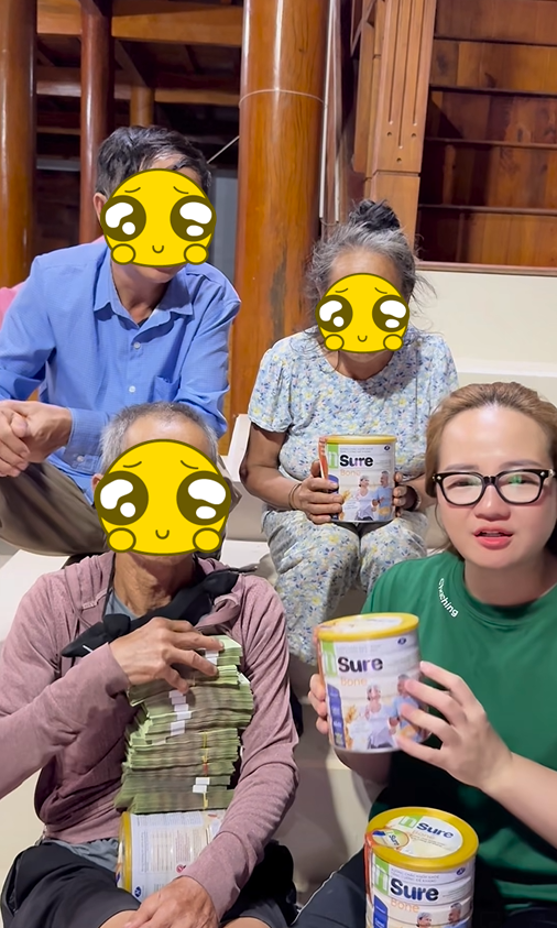 Hoàng Hường livestream bán sữa xương khớp giữa vùng lũ: Người xem phản đối, lo sợ về chất lượng - Ảnh 6. Hoàng Hường livestream bán sữa xương khớp giữa vùng lũ: Người xem phản đối, lo sợ về chất lượng - Ảnh 6.
