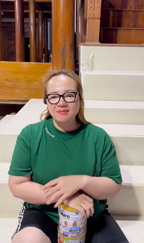 Hoàng Hường livestream bán sữa xương khớp giữa vùng lũ: Người xem phản đối, lo sợ về chất lượng - Ảnh 4. Hoàng Hường livestream bán sữa xương khớp giữa vùng lũ: Người xem phản đối, lo sợ về chất lượng - Ảnh 4.