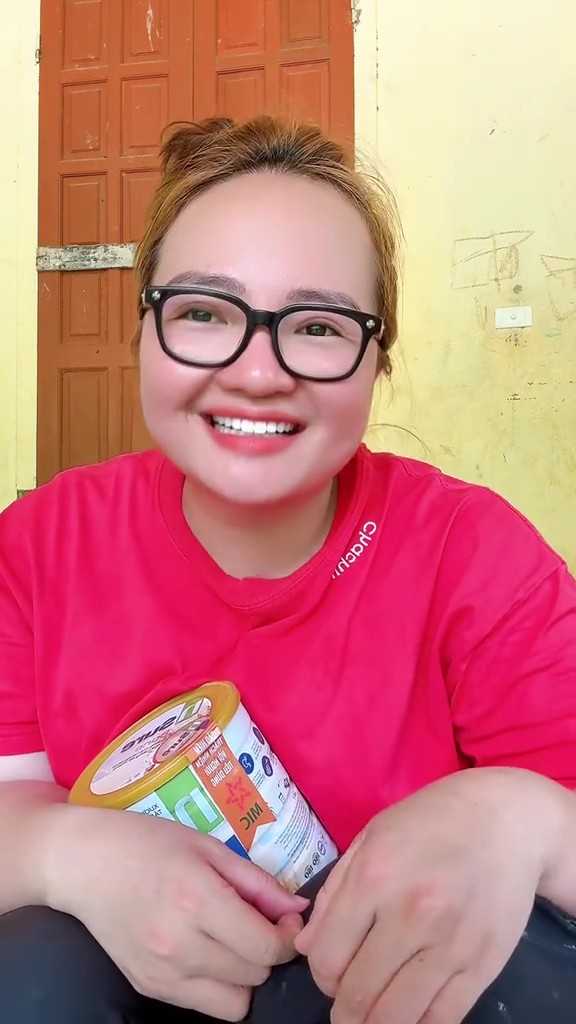 Hoàng Hường livestream bán sữa xương khớp giữa vùng lũ: Người xem phản đối, lo sợ về chất lượng - Ảnh 5. Hoàng Hường livestream bán sữa xương khớp giữa vùng lũ: Người xem phản đối, lo sợ về chất lượng - Ảnh 5.