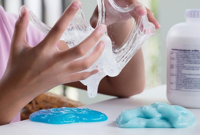 Bé trai 5 tuổi bị sưng mặt, nôn ói sau 30 phút chơi slime: Cảnh báo cha mẹ cho con chơi Bé trai 5 tuổi bị sưng mặt, nôn ói sau 30 phút chơi slime: Cảnh báo cha mẹ cho con chơi