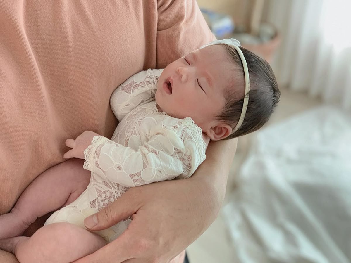 Sau sinh, ai là người bế bé đầu tiên? Mẹ đừng chọn qua loa vì lý do không ngờ sau đây- Ảnh 1. Sau sinh, ai là người bế bé đầu tiên? Mẹ đừng chọn qua loa vì lý do không ngờ sau đây- Ảnh 1.