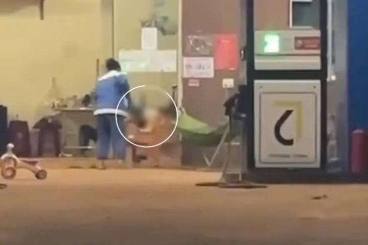 Hoàn cảnh bé trai 16 tháng tuổi bị bác dâu ném xuống đất: Không có bố, mẹ đi làm ăn xa hơn 4 tháng - Ảnh 1.