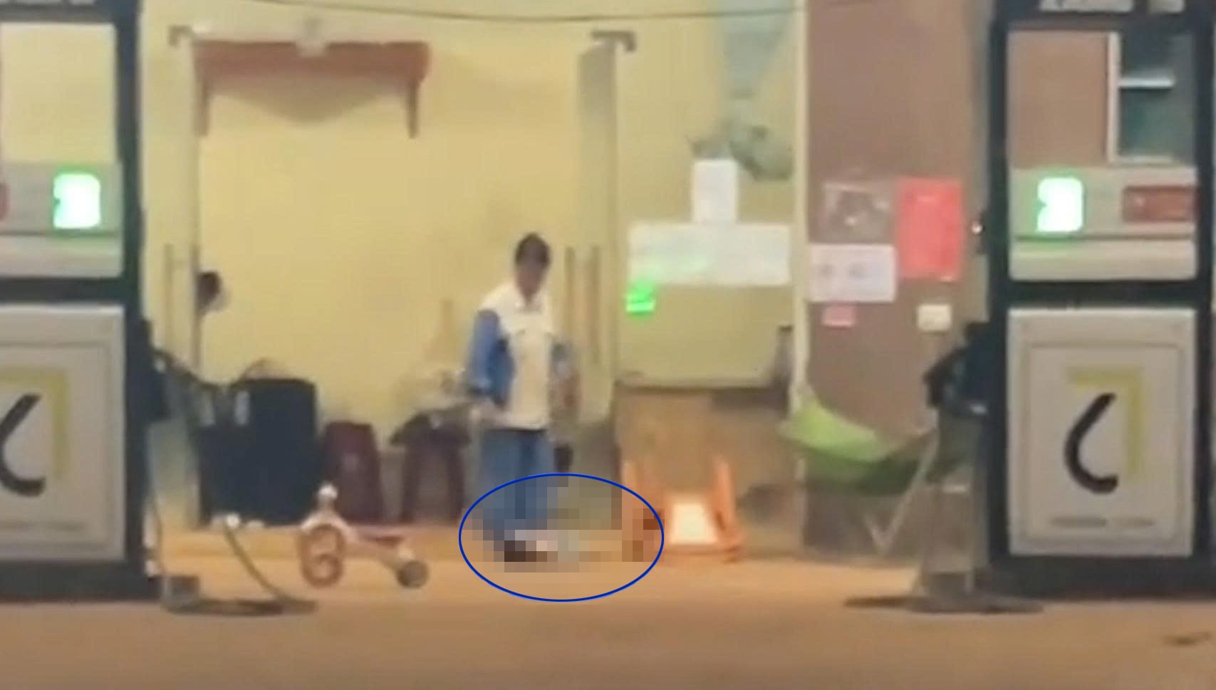 Hoàn cảnh bé trai 16 tháng tuổi bị bác dâu ném xuống đất: Không có bố, mẹ đi làm ăn xa hơn 4 tháng - Ảnh 2.