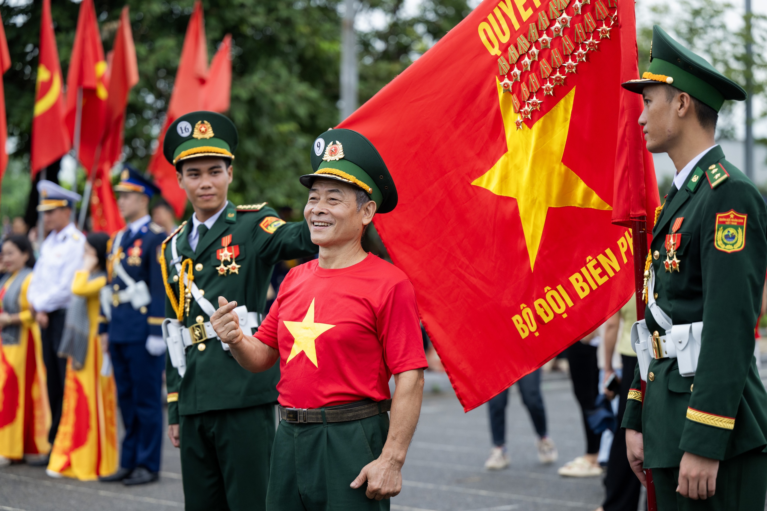 &quot;Khối nghỉ hè&quot; theo chân cha mẹ tới cổ vũ các chú bộ đội tập luyện chuẩn bị cho Lễ kỷ niệm 80 năm Quốc khánh 2/9 - Ảnh 9.