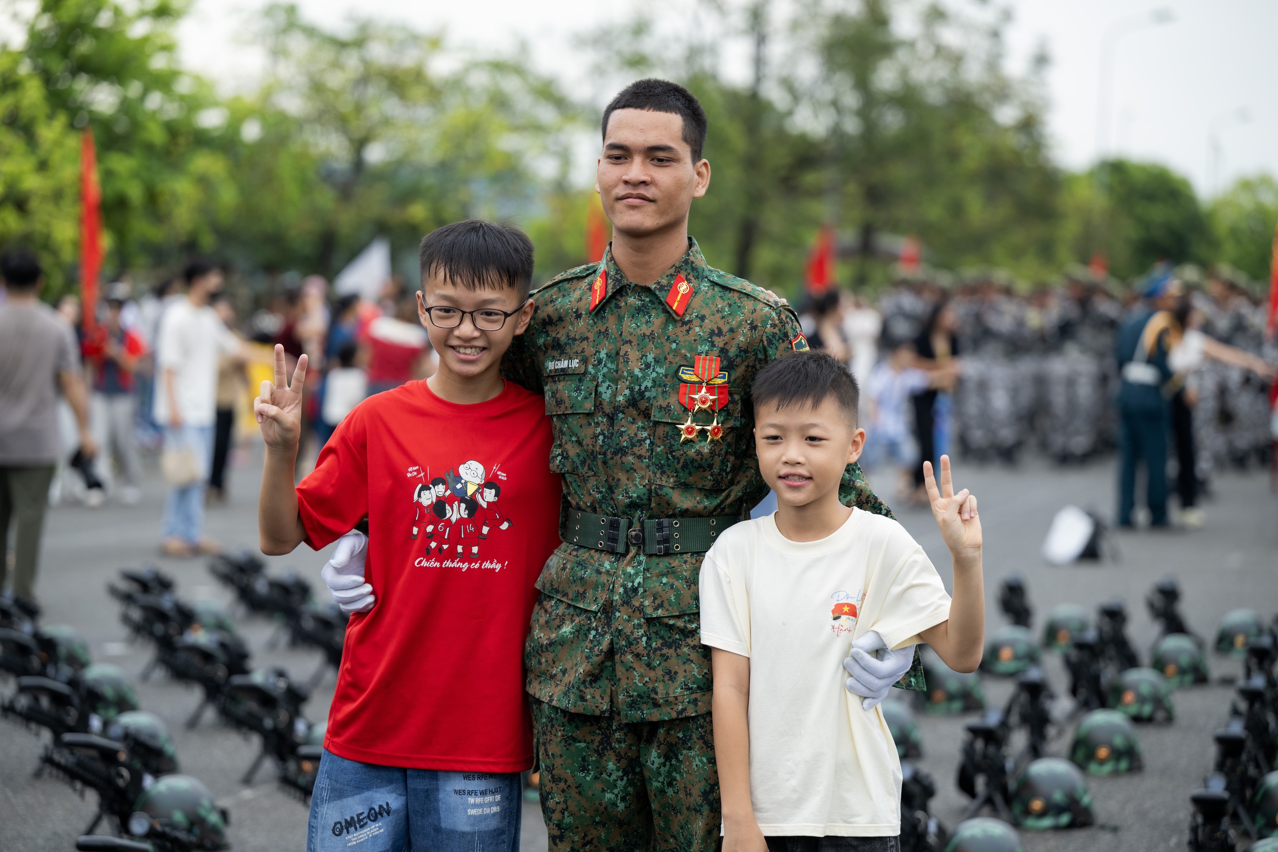 &quot;Khối nghỉ hè&quot; theo chân cha mẹ tới cổ vũ các chú bộ đội tập luyện chuẩn bị cho Lễ kỷ niệm 80 năm Quốc khánh 2/9 - Ảnh 8.