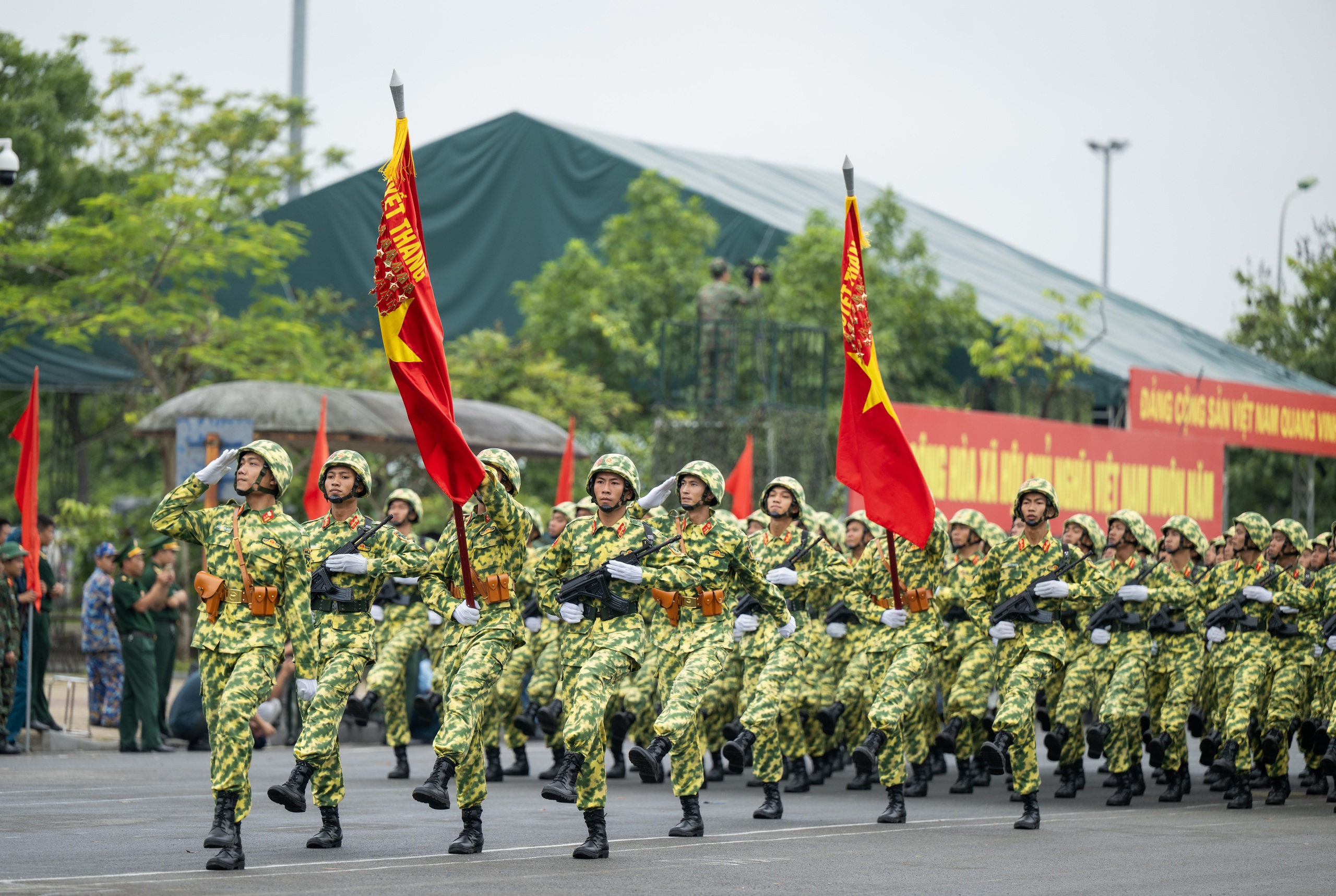 &quot;Khối nghỉ hè&quot; theo chân cha mẹ tới cổ vũ các chú bộ đội tập luyện chuẩn bị cho Lễ kỷ niệm 80 năm Quốc khánh 2/9 - Ảnh 3.