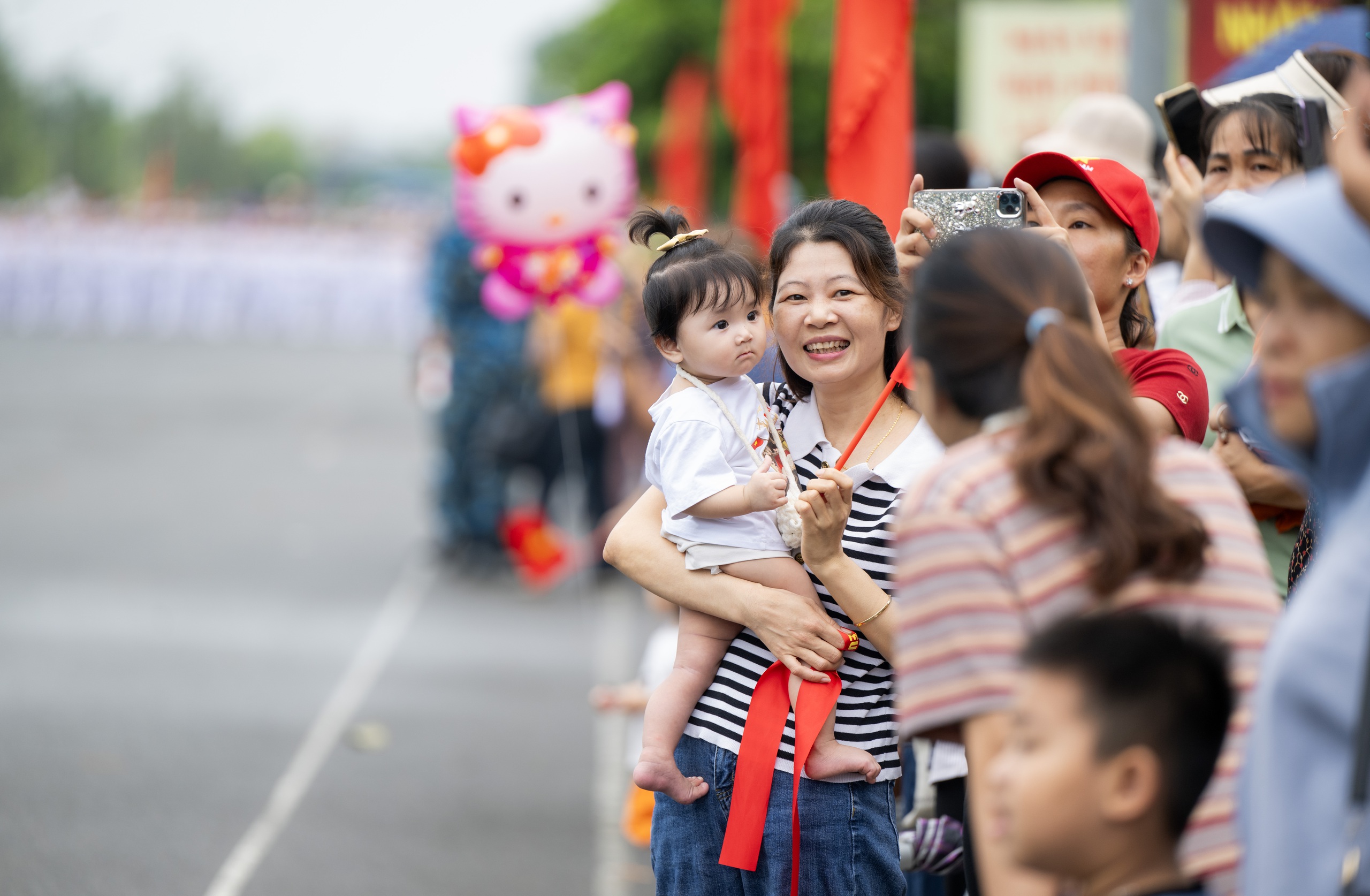 &quot;Khối nghỉ hè&quot; theo chân cha mẹ tới cổ vũ các chú bộ đội tập luyện chuẩn bị cho Lễ kỷ niệm 80 năm Quốc khánh 2/9 - Ảnh 5.