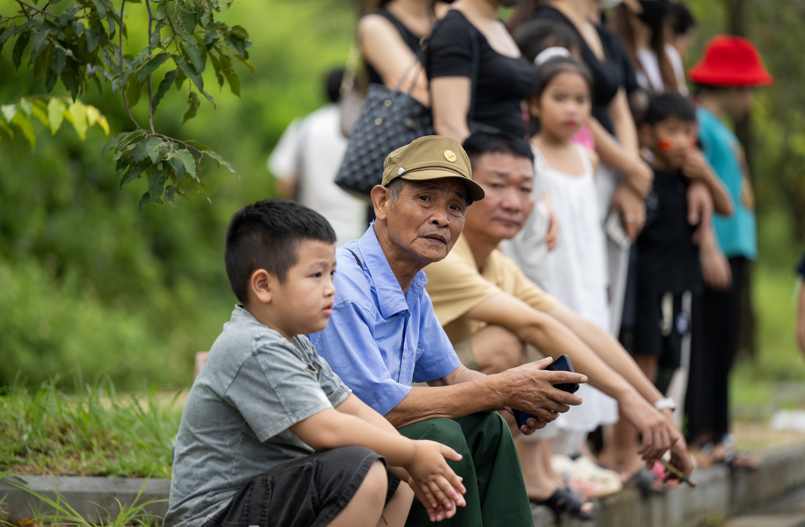 &quot;Khối nghỉ hè&quot; theo chân cha mẹ tới cổ vũ các chú bộ đội tập luyện chuẩn bị cho Lễ kỷ niệm 80 năm Quốc khánh 2/9 - Ảnh 7.