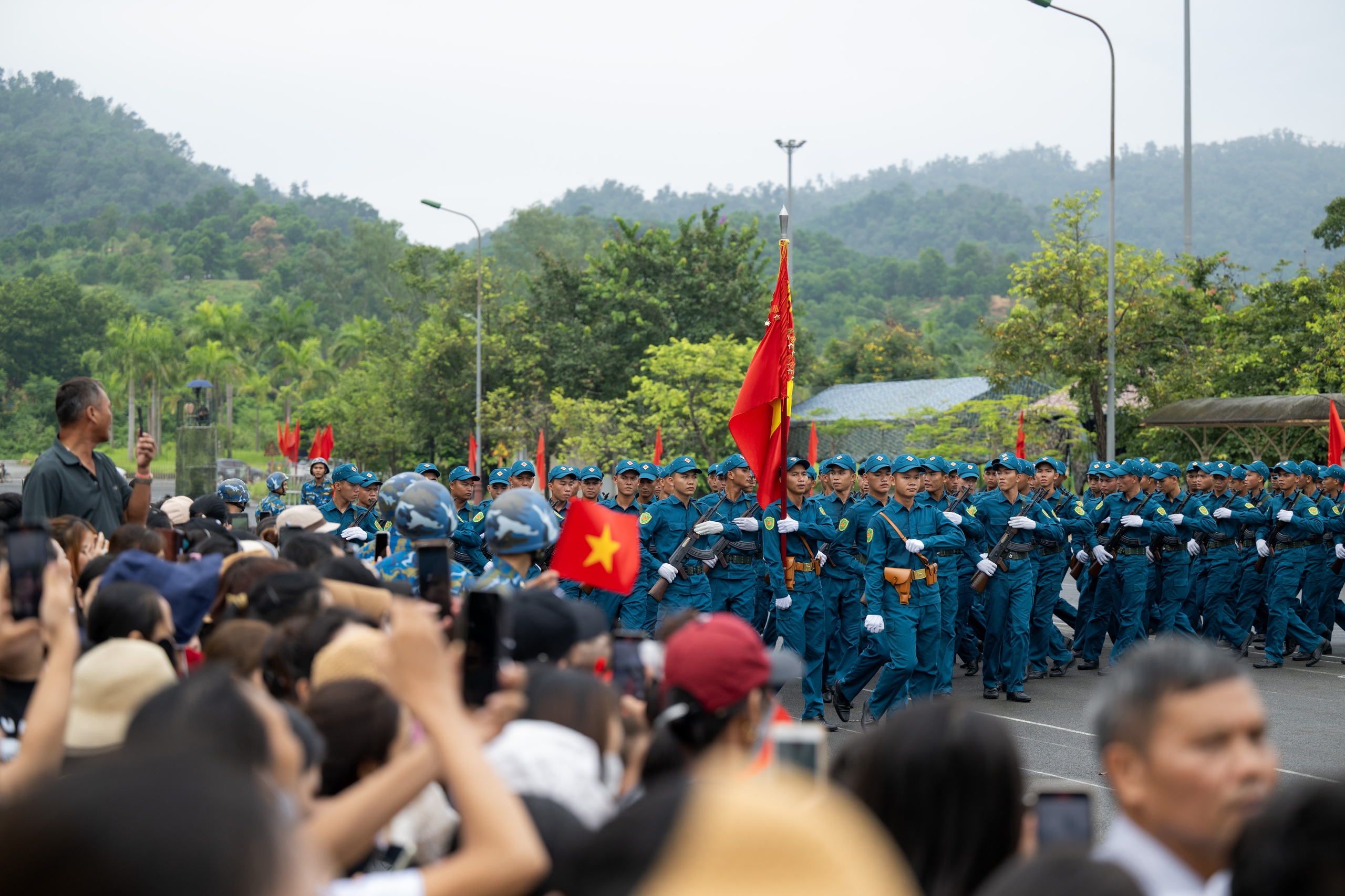 &quot;Khối nghỉ hè&quot; theo chân cha mẹ tới cổ vũ các chú bộ đội tập luyện chuẩn bị cho Lễ kỷ niệm 80 năm Quốc khánh 2/9 - Ảnh 4.