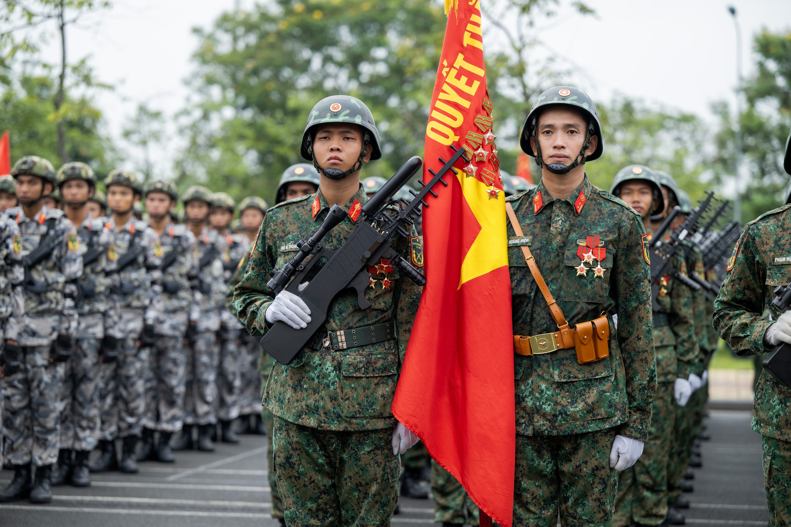 &quot;Khối nghỉ hè&quot; theo chân cha mẹ tới cổ vũ các chú bộ đội tập luyện chuẩn bị cho Lễ kỷ niệm 80 năm Quốc khánh 2/9 - Ảnh 1.