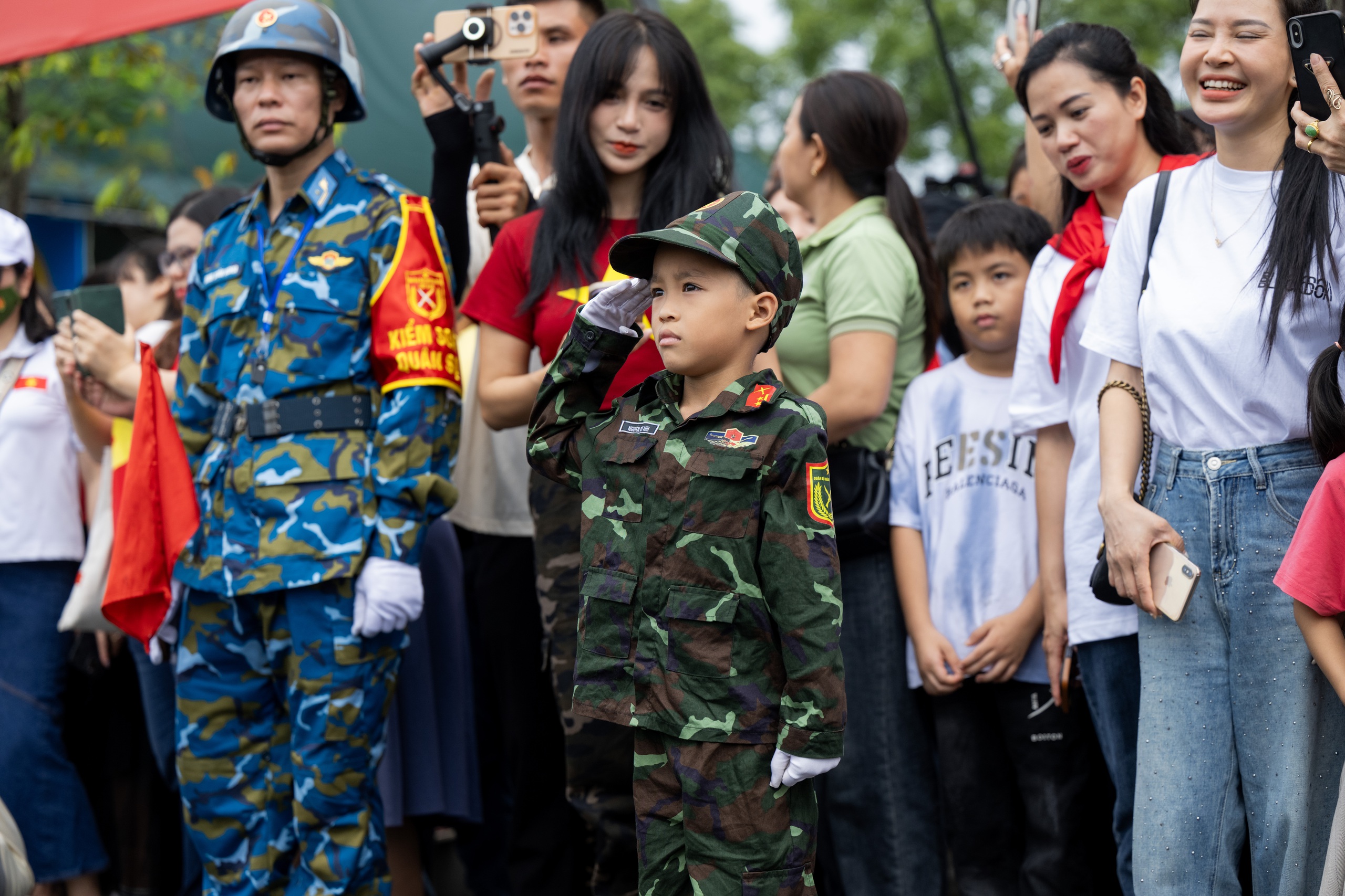 &quot;Khối nghỉ hè&quot; theo chân cha mẹ tới cổ vũ các chú bộ đội tập luyện chuẩn bị cho Lễ kỷ niệm 80 năm Quốc khánh 2/9 - Ảnh 6.