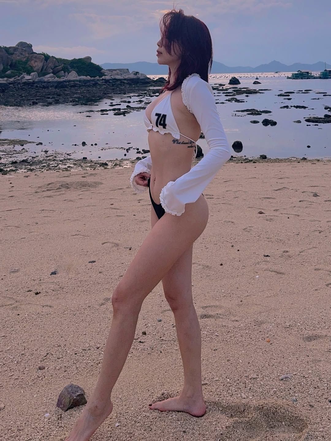 Ngắm Tóc Tiên diện bikini không chỉ sướng mắt mà còn hóng được miên man kiểu đẹp, hot hừng hực- Ảnh 4.