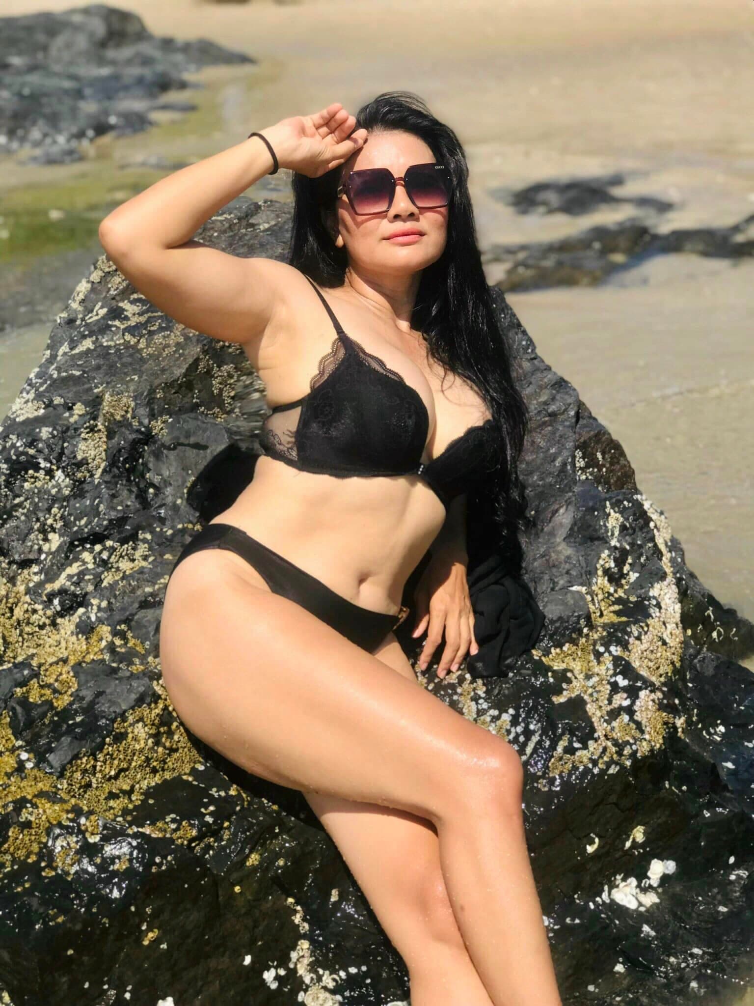 -trinh-gay-sot-xinh-xich-voi-loat-anh-khoe-vong-mot-ngon-ngon-khi-dien-noi-y-ren-3-ngoisaovn-w1536-h2048-1754559426870842943727-1754620824452-17546208295711291487655.jpeg