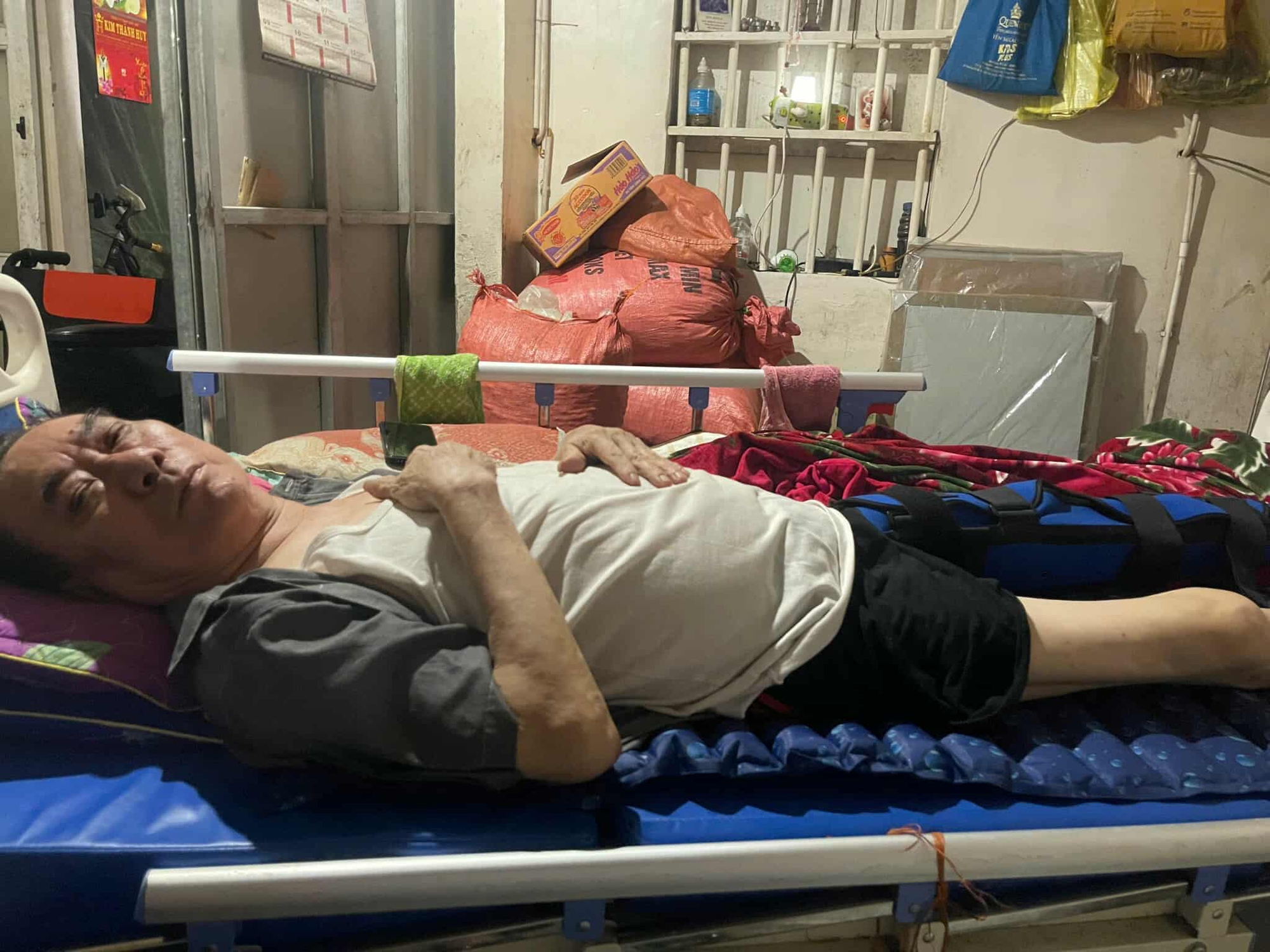 Nam sinh lớp 7 mồ côi cha mẹ, chăm ông liệt giường trong cảnh khó khăn- Ảnh 4.