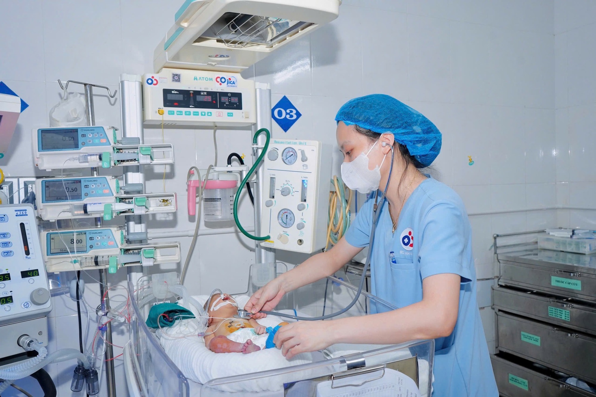 Cặp vợ chồng Việt kiều đưa con gái 3 ngày tuổi mắc dị tật bẩm sinh phức tạp về Việt Nam điều trị, chỉ sau 1 ngày kỳ tích xuất hiện- Ảnh 2.