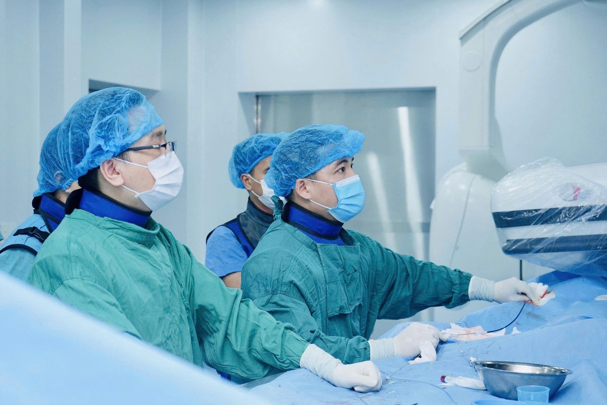 Cặp vợ chồng Việt kiều đưa con gái 3 ngày tuổi mắc dị tật bẩm sinh phức tạp về Việt Nam điều trị, chỉ sau 1 ngày kỳ tích xuất hiện- Ảnh 1.