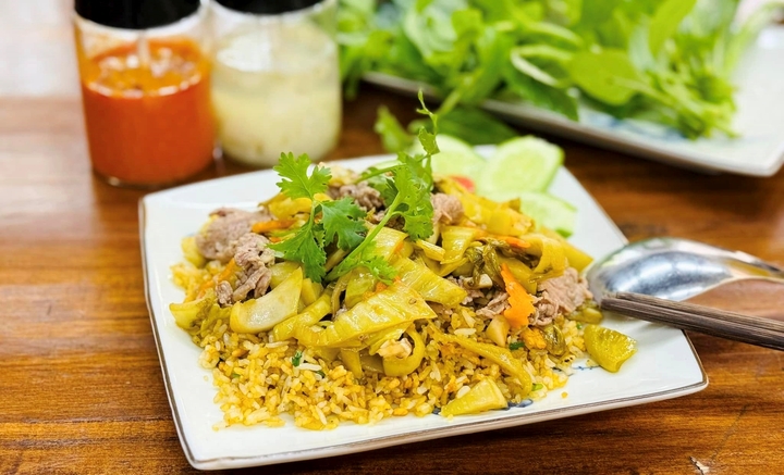 Cách làm cơm chiên dưa bò đơn giản - Ảnh 1.