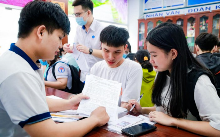 Học phí tăng, cha mẹ nghẹn ngào khuyên con tạm gác giấc mơ đại học - Ảnh 2.