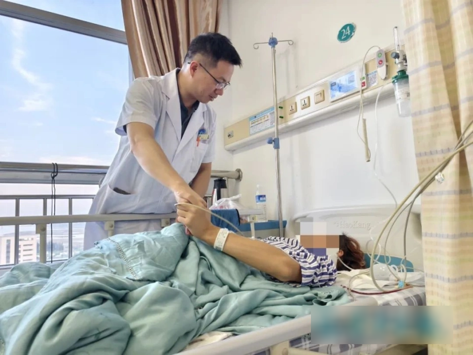 Nam sinh 19 tuổi bỗng liệt nửa người, suýt tàn phế suốt đời vì 1 thói quen nhiều người làm hàng ngày- Ảnh 1.