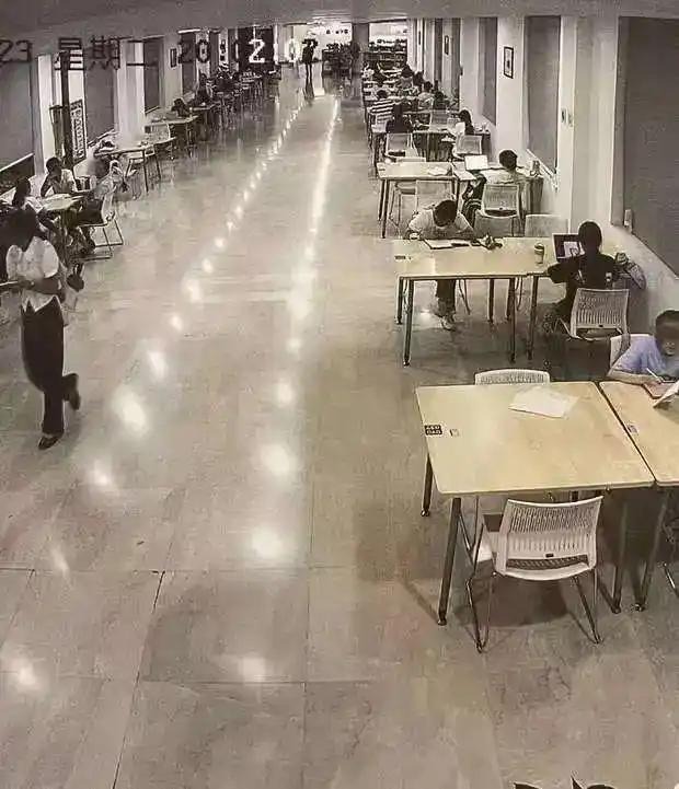 Diễn biến khó ngờ trong vụ nữ sinh "tố" bị bạn học QRTD: Trường chuẩn bị cấp bằng tiến sĩ yêu cầu rà soát toàn bộ hồ sơ- Ảnh 1. Diễn biến khó ngờ trong vụ nữ sinh "tố" bị bạn học QRTD: Trường chuẩn bị cấp bằng tiến sĩ yêu cầu rà soát toàn bộ hồ sơ- Ảnh 1.
