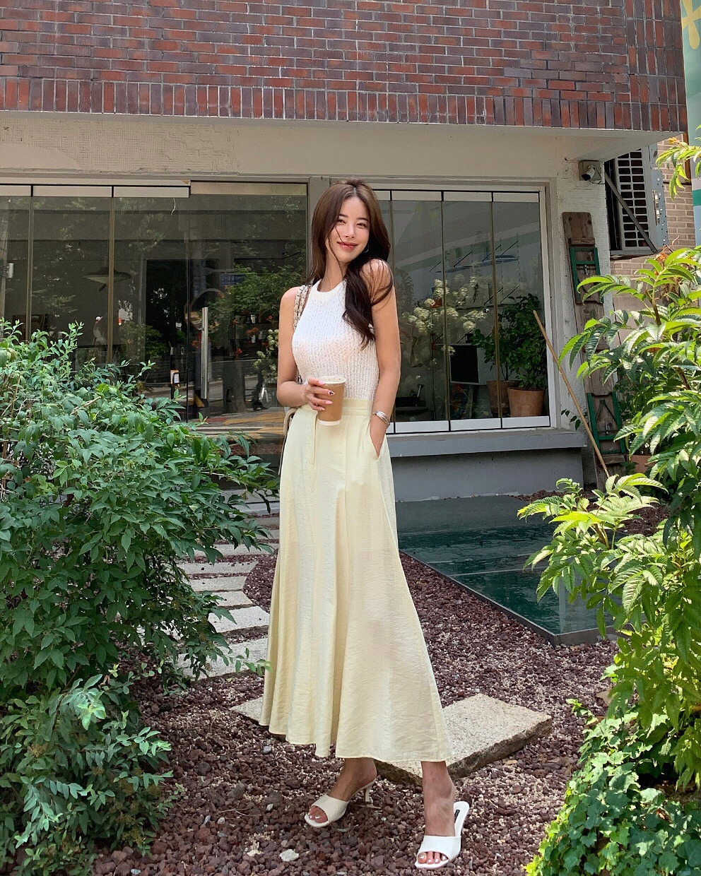 Chân váy chữ A đang gây sốt diện rộng vì mặc lên siêu tôn dáng, dịu dàng như nàng thơ - Ảnh 1.