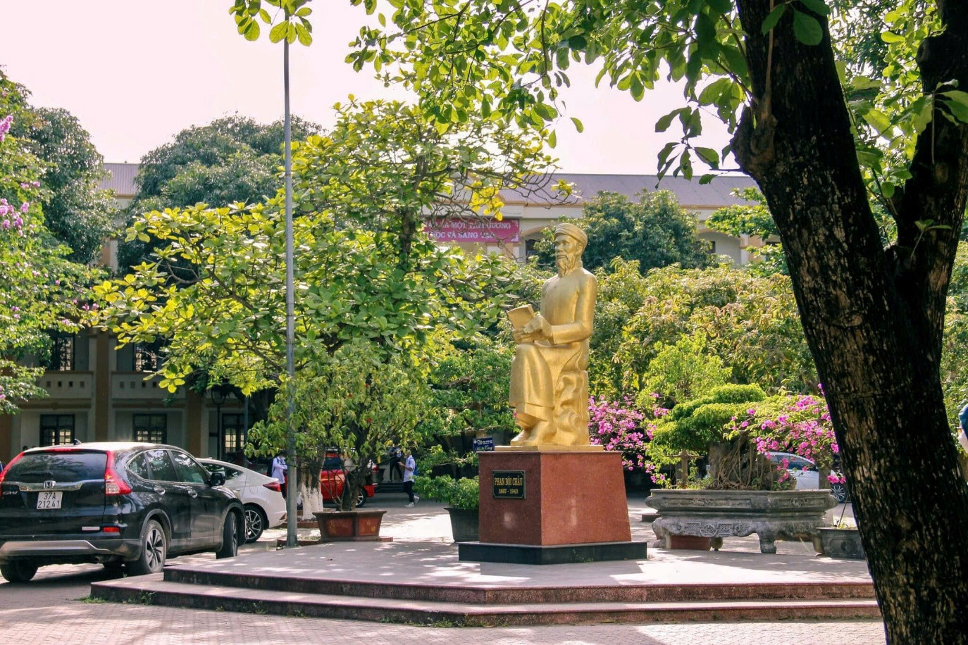 Trường chuyên miền Trung năm nào cũng có thủ khoa, huy chương quốc tế, dàn cựu học sinh toàn gương mặt đình đám- Ảnh 1. Trường chuyên miền Trung năm nào cũng có thủ khoa, huy chương quốc tế, dàn cựu học sinh toàn gương mặt đình đám- Ảnh 1.