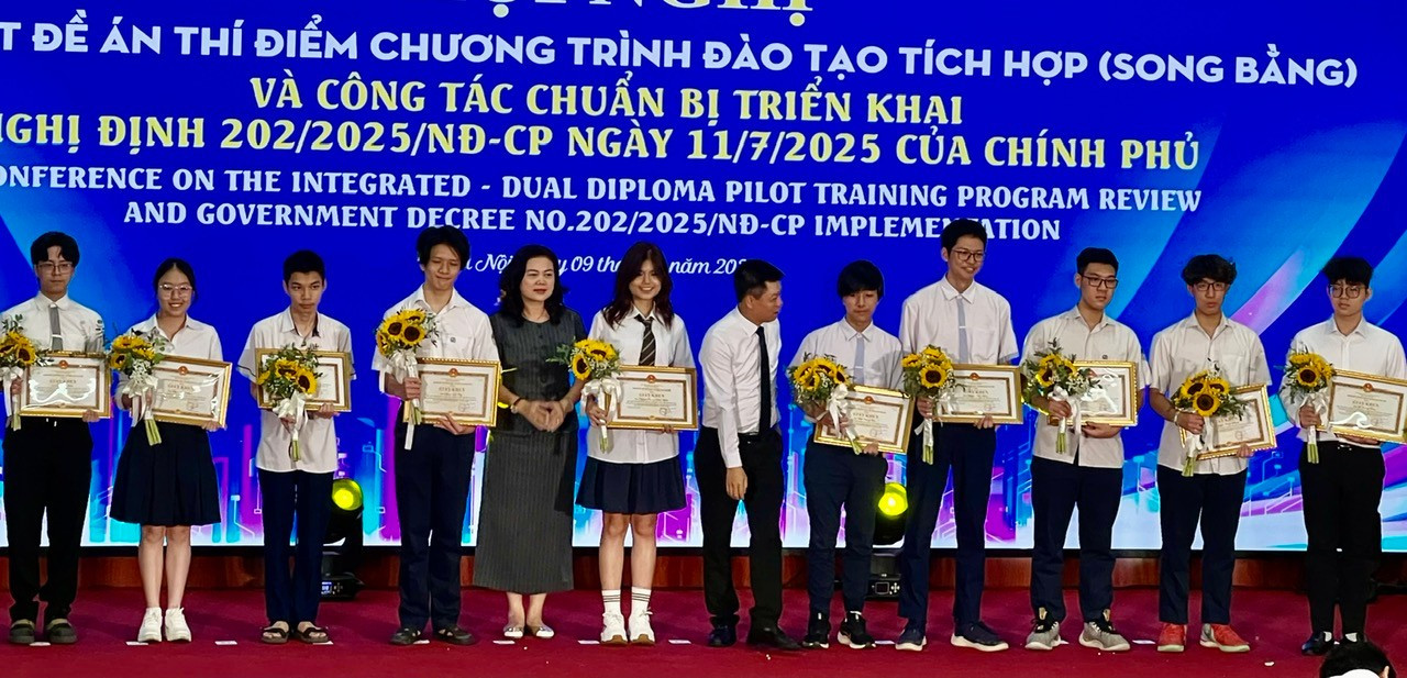 Hà Nội sẽ tiếp tục triển khai chương trình song bằng ở các trường công lập - Ảnh 2. Hà Nội sẽ tiếp tục triển khai chương trình song bằng ở các trường công lập - Ảnh 2.