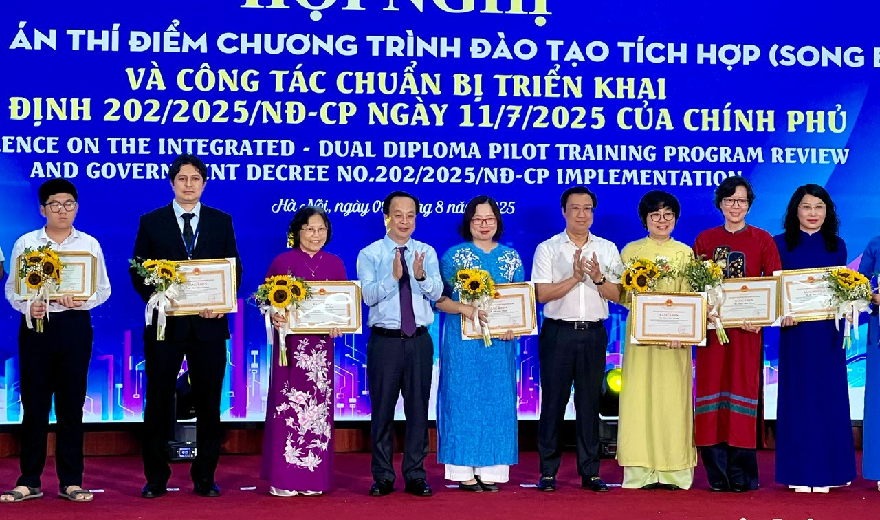 Hà Nội sẽ tiếp tục triển khai chương trình song bằng ở các trường công lập - Ảnh 1. Hà Nội sẽ tiếp tục triển khai chương trình song bằng ở các trường công lập - Ảnh 1.