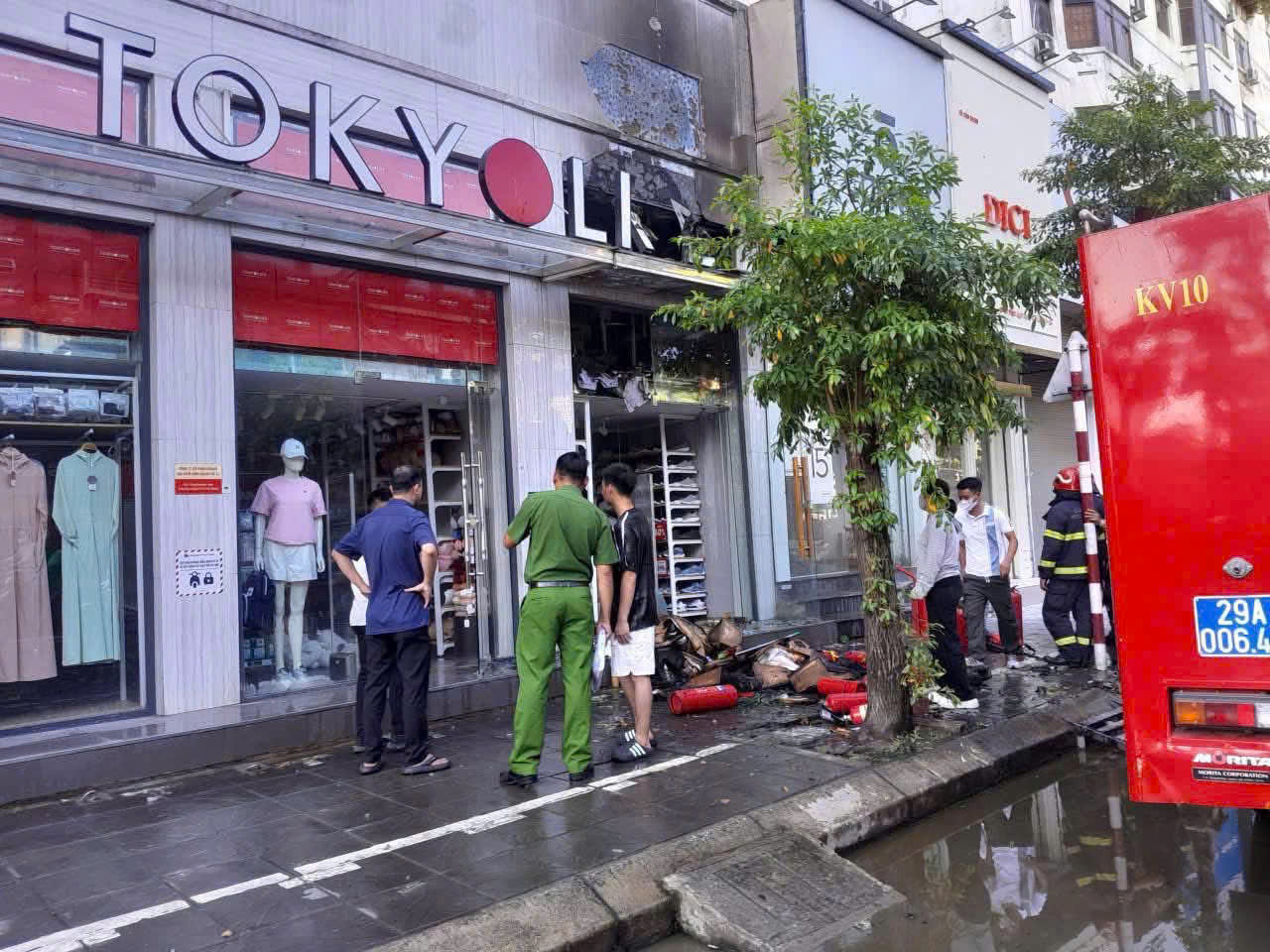 Hà Nội: Cháy cửa hàng trên phố, người dân livestream gây tắc đường - Ảnh 2. Hà Nội: Cháy cửa hàng trên phố, người dân livestream gây tắc đường - Ảnh 2.